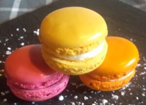 O macaron é um doce francês composto por 2 pequenos biscoitos de textura crocante e macia que contém um recheio doce.