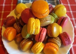 O macaron é um doce francês composto por 2 pequenos biscoitos de textura crocante e macia que contém um recheio doce.