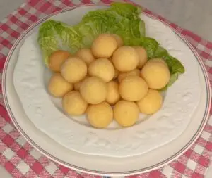 A receita das batatas Dauphine foi aparentemente inventada em 1864 para manter os convidados esperando enquanto esperavam pelo Delfim (o herdeiro do rei da França), que tinha o infeliz hábito de chegar tarde à mesa.