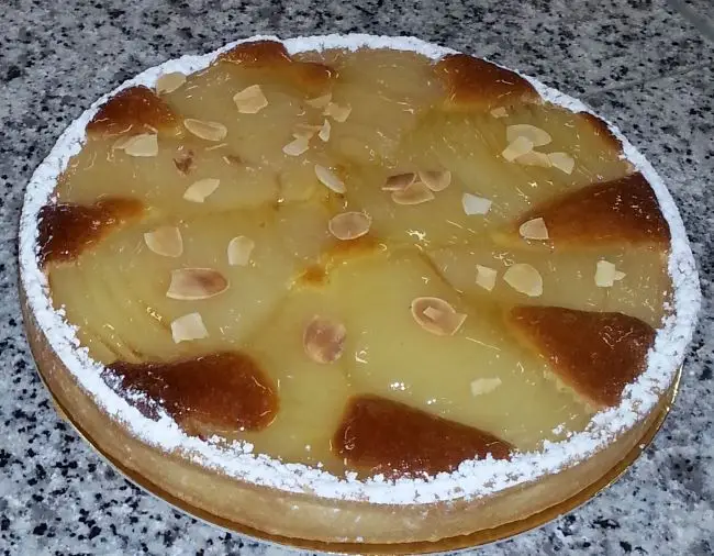 A torta Bourdaloue, ou torta de amêndoa e pêra, é feita com massa quebrada, creme de amêndoa e pêras. Leva o nome da rua onde surgiu, na segunda parte do século XIX, rue Bourdaloue, em Paris.