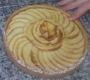 A torta de maçã é uma sobremesa emblemática da culinária francesa e internacional. Esta torta clássica é preparada arrumando fatias de maçã, muitas vezes temperadas com canela e açúcar, sobre uma massa quebrada ou folhada. O resultado é uma torta dourada, crocante por fora e macia por dentro, refletindo a simplicidade e a elegância da culinária francesa.