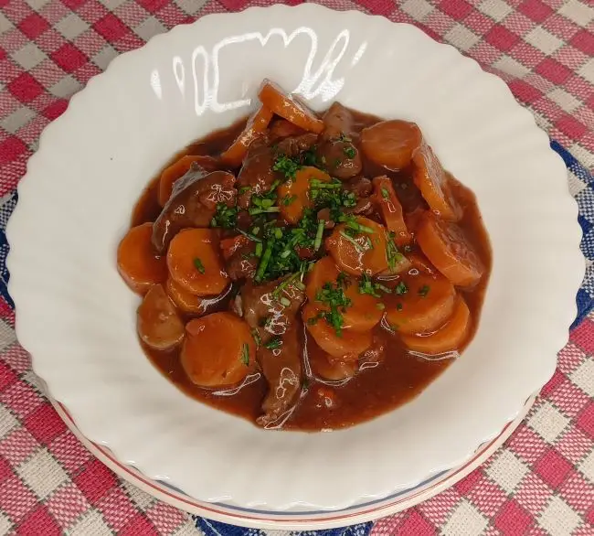 A Carne com Cenoura é um prato reconfortante e saboroso, perfeito para refeições em família ou amigos. Este clássico do bistrô francês é simples de preparar e barato.