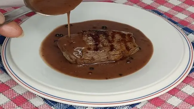 Bife com pimenta do reino é um prato da culinária francesa, composto por filé mignon bovino e molho de pimenta do reino. Os grãos de pimenta formam uma crosta no bife depois de cozido. Eu particularmente aqui no restaurante preparo sempre o molho de pimenta com pimenta do reino verde e pimenta do reino moída na hora.