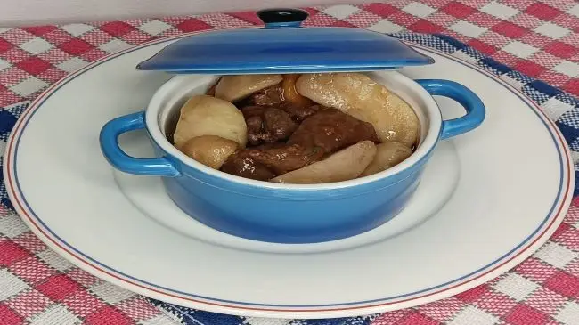 A receita do navarin de cordeiro remonta aos velhos tempos. É uma cozinha tradicional que irá agradar a qualquer fã da gastronomia francesa. É uma receita de primavera, cozinhar com batatas fará as delícias de todas as papilas gustativas.