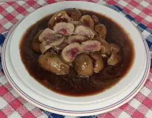 Os rins com molho madeira é uma destas receitas essenciais da herança culinária francesa.O sabor dos rins varia dependendo do animal escolhido.