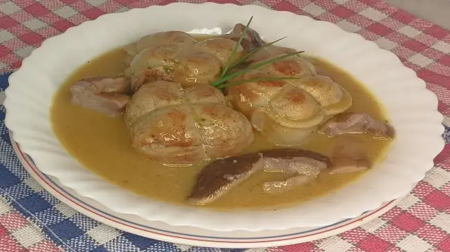 Paupiettes de vitela é um prato clássico da cozinha francesa que ainda hoje é muito apreciado. Esta receita consiste em enrolar a carne vitela com um saboroso recheio, tudo cozido num molho rico e aromático.