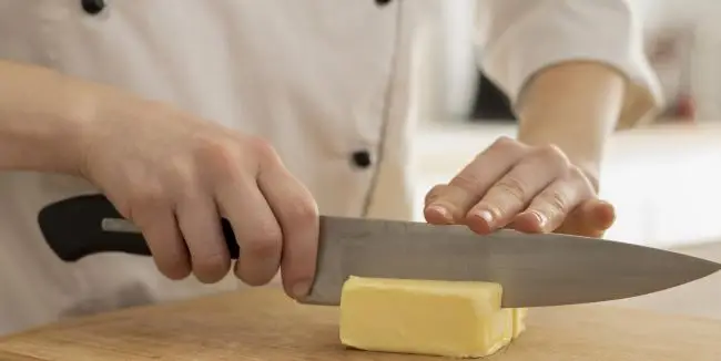 A manteiga e o creme são pilares fundamentais da cozinha francesa, contribuindo para a riqueza e a complexidade de seus sabores. Esses ingredientes têm uma longa história na França e continuam a ser essenciais na preparação de pratos e sobremesas tradicionais. Vamos explorar a introdução da manteiga e do creme na cozinha francesa, suas variedades, regiões produtoras e como são utilizados na culinária e na pâtisserie.