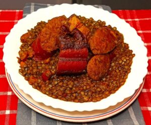 Le petit salé aux lentilles é uma receita tradicional da cozinha francesa à base de diferentes carnes de porco salgada cozida com lentilhas.